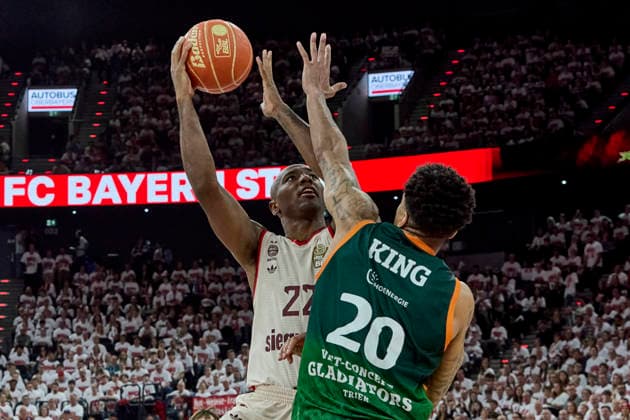 Deutsche Basketball Bundesliga (BBL), FC Bayern München Basketball vs VET-CONCEPT GLADIATORS Trier, München FC Bayern Basketball, Trier VET-CONCEPT GLADIATORS, 2026-05-17 in München (SAP Garden) MIKE Isiaha (FC Bayern München Basketball Power Forward (PF) Nr22-FCBB22), KING Urald (VET-CONCEPT GLADIATORS TRIER Power Forward (PF) Nr20-TRI20) sportworld München SAP Garden Bayern Deutschland