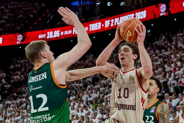 Deutsche Basketball Bundesliga (BBL), FC Bayern München Basketball vs VET-CONCEPT GLADIATORS Trier, München FC Bayern Basketball, Trier VET-CONCEPT GLADIATORS, 2026-05-17 in München (SAP Garden) JESSUP Justinian (FC Bayern München Basketball Shooting Guard (SG) Nr10-FCBB10), LINSSEN Marten (VET-CONCEPT GLADIATORS TRIER Center (C) Nr12-TRI12) sportworld München SAP Garden Bayern Deutschland