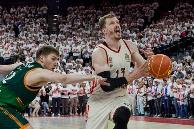Deutsche Basketball Bundesliga (BBL), FC Bayern München Basketball vs VET-CONCEPT GLADIATORS Trier, München FC Bayern Basketball, Trier VET-CONCEPT GLADIATORS, 2026-05-17 in München (SAP Garden) OBST Andreas (FC Bayern München Basketball Shooting Guard (SG) Nr13-FCBB13), LINSSEN Marten (VET-CONCEPT GLADIATORS TRIER Center (C) Nr12-TRI12) sportworld München SAP Garden Bayern Deutschland