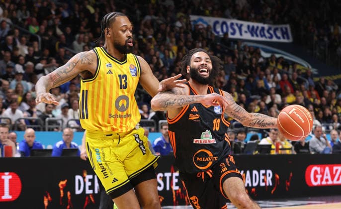 J Wan Roberts, Tevin Brown am Ball Zweikampf Spielszene Aktion Basketball BBL Bundesliga Herren Play Off Viertelfinale Saison 2025 2026 17.05.2026 ALBA Berlin vs SC Rasta Vechta