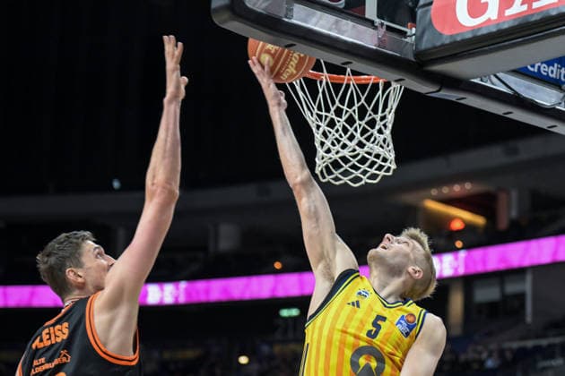 17.05.2026, xlakx, Basketball easyCredit BBL Bundesliga Playoffs, Alba Berlin - SC Rasta Vechta v.l. Sam Griesel (Alba Berlin) Korbwurf Berlin