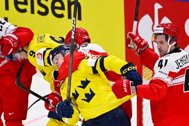 FRIBOURG, SCHWEIZ 20260517 Danmarks Patrick Russell tar strypgrepp pa Sveriges Emil Heineman under söndagens match i ishockey-VM mellan Danmark och Sverige pa BCF Arena, Fribourg i Schweiz.