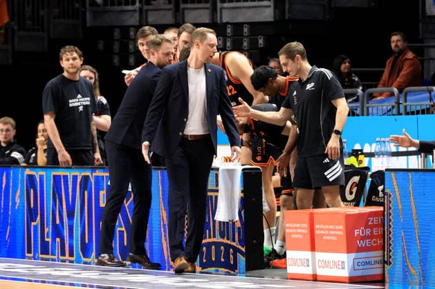 DEU, easyCredit BBL, ALBA vs. , 17.05.2026, Mercedes-Benz-Arena, Berlin, DEU, easyCredit BBL, ALBA vs. Rasta Vechta im Bild Headcoach Christian Held (RASTA Vechta), Vechta-Spielerbank
