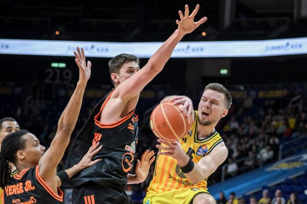 17.05.2026, xlakx, Basketball easyCredit BBL Bundesliga Playoffs, Alba Berlin - SC Rasta Vechta v.l. Tibor Pleiß (Rasta Vechta), Martin Hermannsson (Alba Berlin) Zweikampf, Duell, Kampf, tackle Berlin