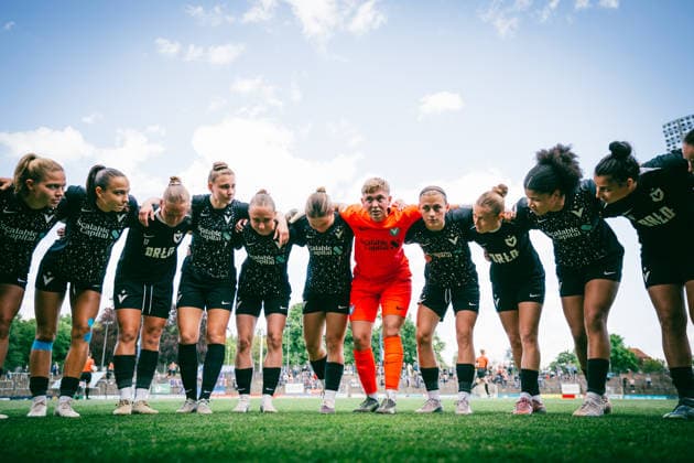 Team Huddle von Viktoria Berlin vor dem Spiel gegen Turbine Potsdam in der 2. Frauen Bundesliga Team Huddle von Viktoria Berlin vor dem Spiel gegen Turbine Potsdam in der 2. Frauen Bundesliga Copyright: xKaixHeuserxKaixHeuserx