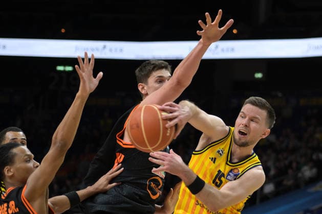 17.05.2026, xlakx, Basketball easyCredit BBL Bundesliga Playoffs, Alba Berlin - SC Rasta Vechta v.l. Tibor Pleiß (Rasta Vechta), Martin Hermannsson (Alba Berlin) Zweikampf, Duell, Kampf, tackle Berlin