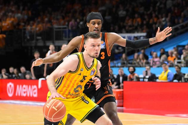 17.05.2026, xlakx, Basketball easyCredit BBL Bundesliga Playoffs, Alba Berlin - SC Rasta Vechta v.l. Martin Hermannsson (Alba Berlin), Alex Oconnel (Alba Berlin) Zweikampf, Duell, Kampf, tackle Berlin
