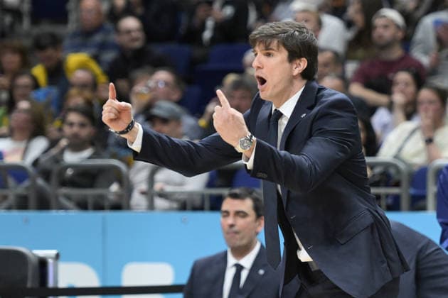 17.05.2026, xlakx, Basketball easyCredit BBL Bundesliga Playoffs, Alba Berlin - SC Rasta Vechta v.l. Pedro Calles (Alba Berlin Trainer) gibt Anweisungen, gestikuliert mit den Armen, gesticulate, gives instructions Berlin