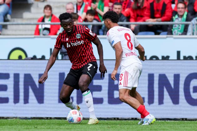 Mustapha Bundu (Hannover 96) und Henri Koudossou (1. FC Nuernberg) kaempfen um den Ball, 2. Bundesliga, Hannover 96 v 1. FC Nürnberg, Heinz von Heiden Arena am 17. May 2026 in Hannover, Deutschland. (Foto von Marco Steinbrenner DeFodi Images) Mustapha Bundu (Hannover 96) und Henri Koudossou (1. FC Nuernberg) battle for the ball, 2. Bundesliga, Hannover 96 v 1. FC Nürnberg, Heinz von Heiden Arena, May 17, 2026 in Hanover, Germany. (Photo by Marco Steinbrenner DeFodi Images) -