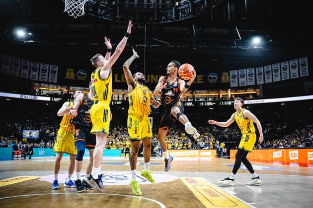 Basketball Berlin 17.05.2026 Saison 2025 2026 EasyCredit BBL 1. Bundesliga Männer, Herren Playoffs Viertelfinale Spiel 1 Alba Berlin - RASTA Vechta Alonzo Verge (Vechta, No.11) J wan Roberts (Alba Berlin, No.13) Justin Bean (Alba Berlin, No.34)