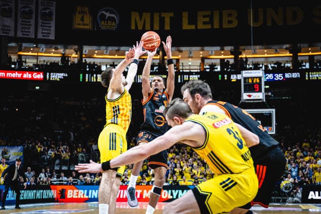 Basketball Berlin 17.05.2026 Saison 2025 2026 EasyCredit BBL 1. Bundesliga Männer, Herren Playoffs Viertelfinale Spiel 1 Alba Berlin - RASTA Vechta Alonzo Verge (Vechta, No.11) Martin Hermannsson (Alba Berlin, No.15)