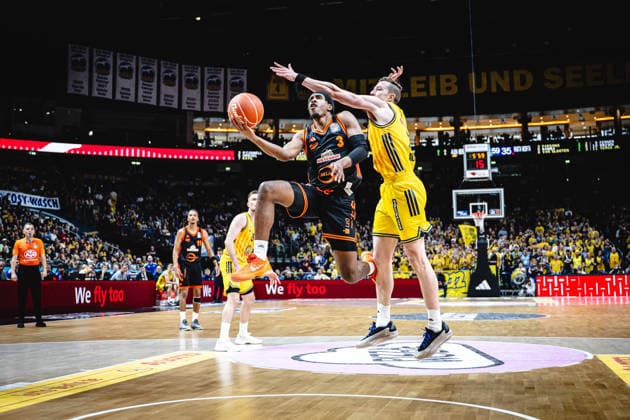 Basketball Berlin 17.05.2026 Saison 2025 2026 EasyCredit BBL 1. Bundesliga Männer, Herren Playoffs Viertelfinale Spiel 1 Alba Berlin - RASTA Vechta Malik Parsons (Vechta, No.03) Justin Bean (Alba Berlin, No.34)