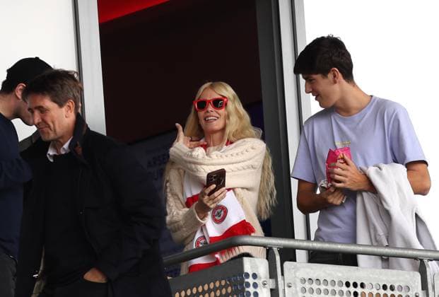 Premier League - Brentford FC v Crystal Palace FC LONDON, ENGLAND, MAY 17: Claudia Schiffer German model and actress during the Premier League match between Brentford FC v Crystal Palace FC at GTECH Community Stadium, London, England, on May 17. (Photo by Daniel Weir) London GTCH Community Stadium England Copyright: xDanielxWeir SportsxPressxPhotox Sportspressphoto_SPR148852