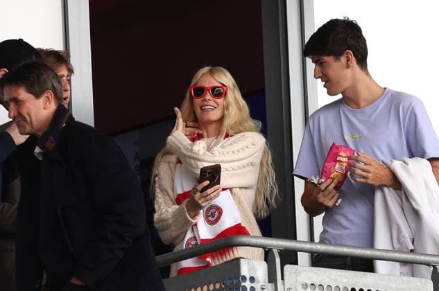 Premier League - Brentford FC v Crystal Palace FC LONDON, ENGLAND, MAY 17: Claudia Schiffer German model and actress during the Premier League match between Brentford FC v Crystal Palace FC at GTECH Community Stadium, London, England, on May 17. (Photo by Daniel Weir) London GTCH Community Stadium England Copyright: xDanielxWeir SportsxPressxPhotox Sportspressphoto_SPR148853