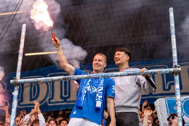 Fabian Holland (SV Darmstadt 98, 32) hat bei seiner Verabschiedung im Fanblock Pyrotechnik in der Hand, GER, SV Darmstadt 98 vs. SC Paderborn, Fussball, 2. Bundesliga, 34. Spieltag, Saison 2025 2026, 17.05.2026, DFL REGULATIONS PROHIBIT ANY USE OF PHOTOGRAPHS AS IMAGE SEQUENCES AND OR QUASI-VIDEO, GER, SV Darmstadt 98 vs. SC Paderborn, Fussball, 2. Bundesliga, 34. Spieltag, Saison 2025 2026, 17.05.2026 Darmstadt Copyright: xEibner-Pressefoto Jan-NiclasxGrox EP_JGG