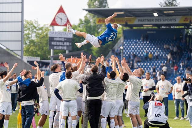 Mannschaft von SV Darmstadt 98 wirft Fabian Holland (SV Darmstadt 98, 32) bei seiner Verabschiedung in die Luft, GER, SV Darmstadt 98 vs. SC Paderborn, Fussball, 2. Bundesliga, 34. Spieltag, Saison 2025 2026, 17.05.2026, DFL REGULATIONS PROHIBIT ANY USE OF PHOTOGRAPHS AS IMAGE SEQUENCES AND OR QUASI-VIDEO, GER, SV Darmstadt 98 vs. SC Paderborn, Fussball, 2. Bundesliga, 34. Spieltag, Saison 2025 2026, 17.05.2026 Darmstadt Copyright: xEibner-Pressefoto Jan-NiclasxGrox EP_JGG