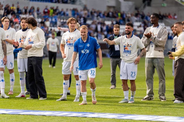 Fabian Holland (SV Darmstadt 98, 32) wird von Mannschaft von SV Darmstadt 98 in den Fanblock geschickt, GER, SV Darmstadt 98 vs. SC Paderborn, Fussball, 2. Bundesliga, 34. Spieltag, Saison 2025 2026, 17.05.2026, DFL REGULATIONS PROHIBIT ANY USE OF PHOTOGRAPHS AS IMAGE SEQUENCES AND OR QUASI-VIDEO, GER, SV Darmstadt 98 vs. SC Paderborn, Fussball, 2. Bundesliga, 34. Spieltag, Saison 2025 2026, 17.05.2026 Darmstadt Copyright: xEibner-Pressefoto Jan-NiclasxGrox EP_JGG