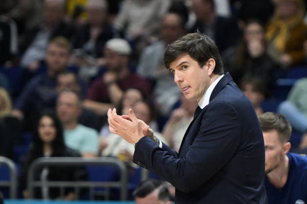 17.05.2026, xlakx, Basketball easyCredit BBL Bundesliga Playoffs, Alba Berlin - SC Rasta Vechta v.l. Pedro Calles (Alba Berlin Trainer) gibt Anweisungen, gestikuliert mit den Armen, gesticulate, gives instructions Berlin