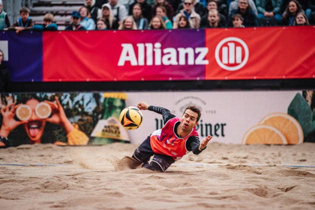 Beachvolleyball Männer Allianz German Beach Tour 2026 Tourstop Düsseldorf 17.05.2026 Yannick Bibelriether bei der Abwehr Düsseldorf Robert-Lehr-Ufer Nordrhein-Westfalen Deutschland