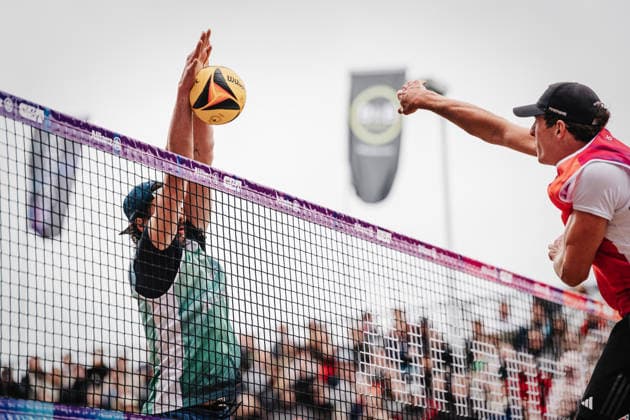 Beachvolleyball Männer Allianz German Beach Tour 2026 Tourstop Düsseldorf 17.05.2026 v.l. Jannik Kühlborn blockt Tristan Fröbel Düsseldorf Robert-Lehr-Ufer Nordrhein-Westfalen Deutschland