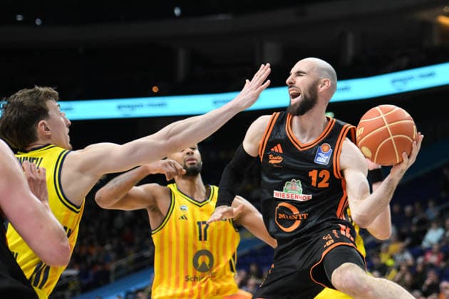 17.05.2026, xlakx, Basketball easyCredit BBL Bundesliga Playoffs, Alba Berlin - SC Rasta Vechta v.l. Tommy Kuhse (Rasta Vechta) Zweikampf, Duell, Kampf, tackle Berlin