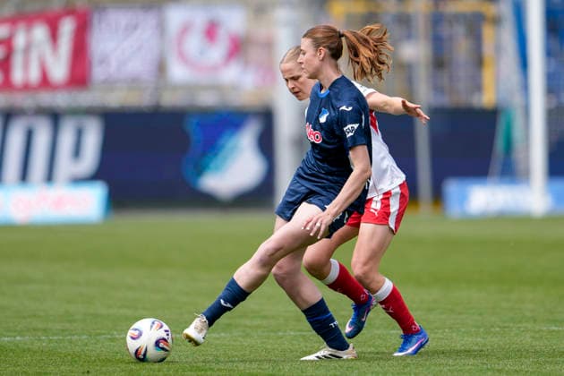v.li.: Lisa Doorn (TSG, 14), Emilia Asgeirsdottir (RBL, 8), Zweikampf, Spielszene, Duell, duel, tackle, tackling, Dynamik, Action, Aktion, 17.05.2026, Sinsheim (Hoffenheim) (Deutschland), Fussball, Google Pixel Frauen-Bundesliga, TSG 1899 Hoffenheim - RB Leipzig, DFB DFL REGULATIONS PROHIBIT ANY USE OF PHOTOGRAPHS AS IMAGE SEQUENCES AND OR QUASI-VIDEO.