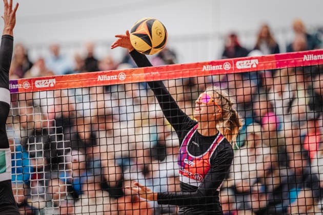 Beachvolleyball Frauen Allianz German Beach Tour 2026 Tourstop Düsseldorf 17.05.2026 Nele Barber beim Angriff Düsseldorf Robert-Lehr-Ufer Nordrhein-Westfalen Deutschland