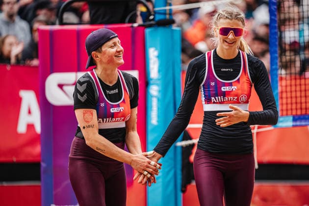 Beachvolleyball Frauen Allianz German Beach Tour 2026 Tourstop Düsseldorf 17.05.2026 v.l. Melanie Gernert und Nele Barber klatschen ein Düsseldorf Robert-Lehr-Ufer Nordrhein-Westfalen Deutschland