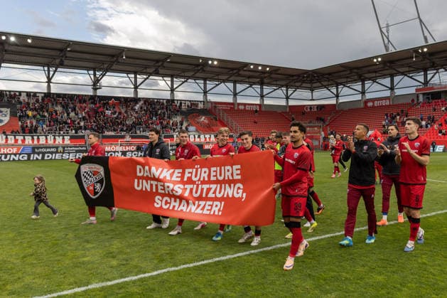 3. Liga; FC Ingolstadt 04 - SV Waldhof Mannheim; Sieg Jubel Freude Spieler bedanken sich bei den Fans Stadionrunde 3. Liga - FC Ingolstadt 04 Saison 2025 2026 SV Waldhof Mannheim;