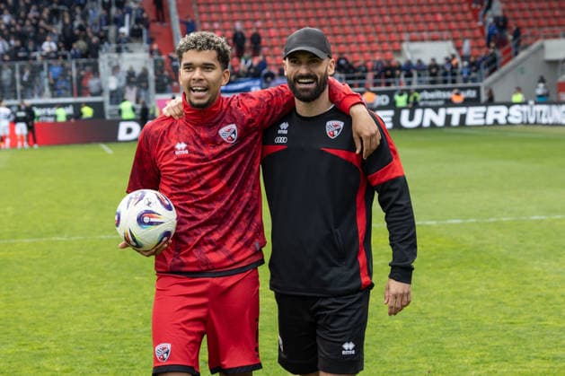 3. Liga; FC Ingolstadt 04 - SV Waldhof Mannheim; Sieg Jubel Freude Spieler bedanken sich bei den Fans Yann Sturm (7, FCI) NLZ Nico Antonitsch (FCI) 3. Liga - FC Ingolstadt 04 Saison 2025 2026 SV Waldhof Mannheim;