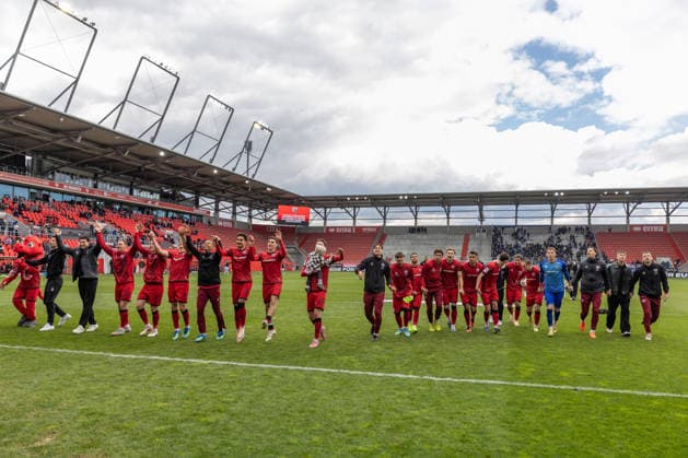 3. Liga; FC Ingolstadt 04 - SV Waldhof Mannheim; Sieg Jubel Freude Spieler bedanken sich bei den Fans Tanz 3. Liga - FC Ingolstadt 04 Saison 2025 2026 SV Waldhof Mannheim;