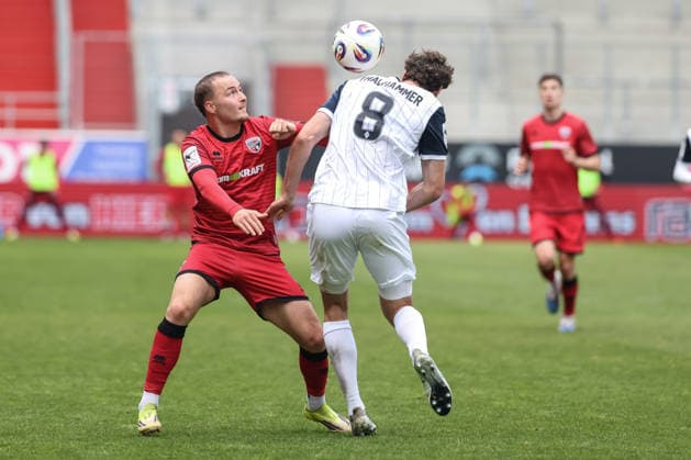 3. Liga; FC Ingolstadt 04 - SV Waldhof Mannheim; Zweikampf Kampf um den Ball Mattis Hoppe (2, FCI) Thalhammer Maximilian (8 SVWM) 3. Liga - FC Ingolstadt 04 Saison 2025 2026 SV Waldhof Mannheim;
