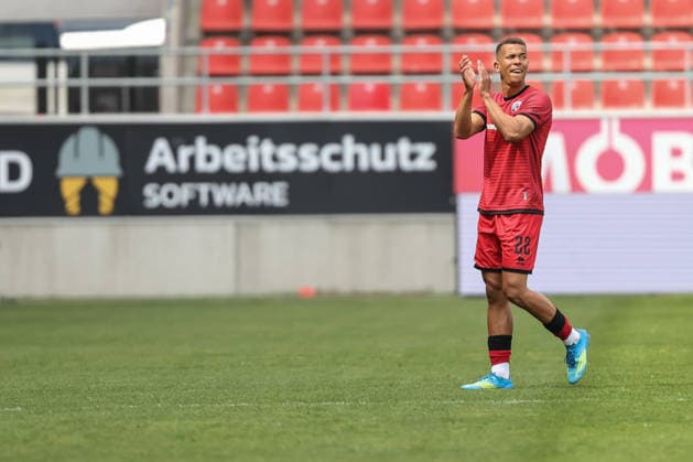 3. Liga; FC Ingolstadt 04 - SV Waldhof Mannheim; Marcel Costly (22, FCI) wird ausgewechselt, bedankt sich bei den Fans 3. Liga - FC Ingolstadt 04 Saison 2025 2026 SV Waldhof Mannheim;