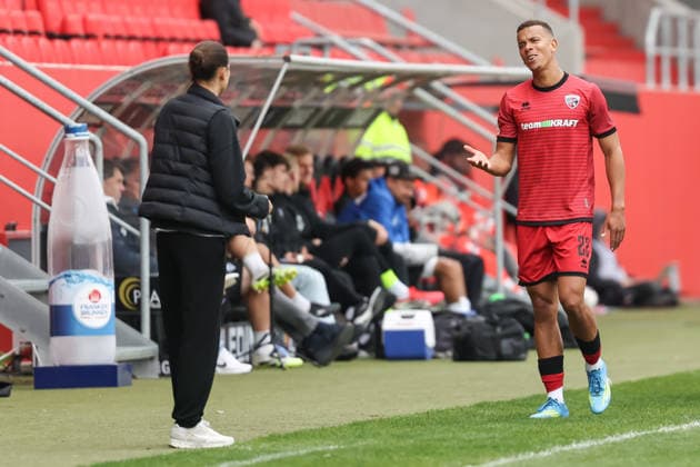 3. Liga; FC Ingolstadt 04 - SV Waldhof Mannheim; Marcel Costly (22, FCI) wird ausgewechselt, bedankt sich bei Cheftrainerin Sabrina Wittmann (FCI) 3. Liga - FC Ingolstadt 04 Saison 2025 2026 SV Waldhof Mannheim;