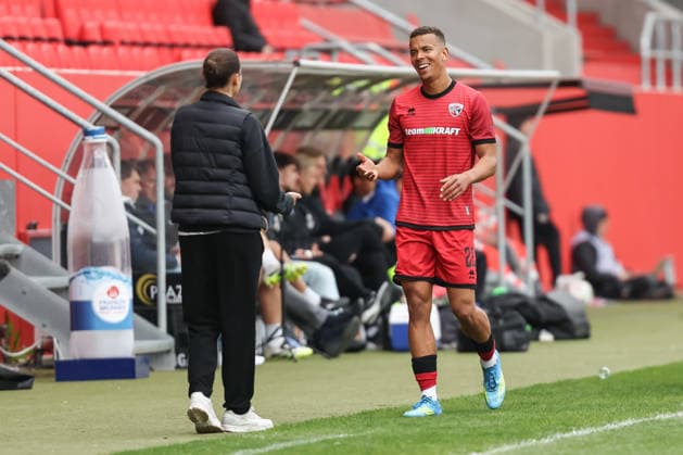 3. Liga; FC Ingolstadt 04 - SV Waldhof Mannheim; Marcel Costly (22, FCI) wird ausgewechselt, bedankt sich bei Cheftrainerin Sabrina Wittmann (FCI) 3. Liga - FC Ingolstadt 04 Saison 2025 2026 SV Waldhof Mannheim;