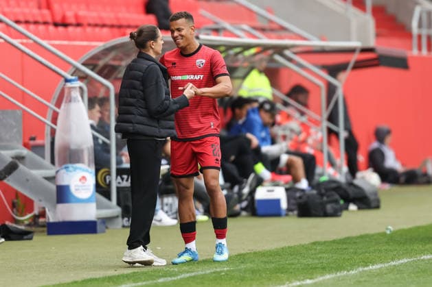 3. Liga; FC Ingolstadt 04 - SV Waldhof Mannheim; Marcel Costly (22, FCI) wird ausgewechselt, bedankt sich bei Cheftrainerin Sabrina Wittmann (FCI) 3. Liga - FC Ingolstadt 04 Saison 2025 2026 SV Waldhof Mannheim;