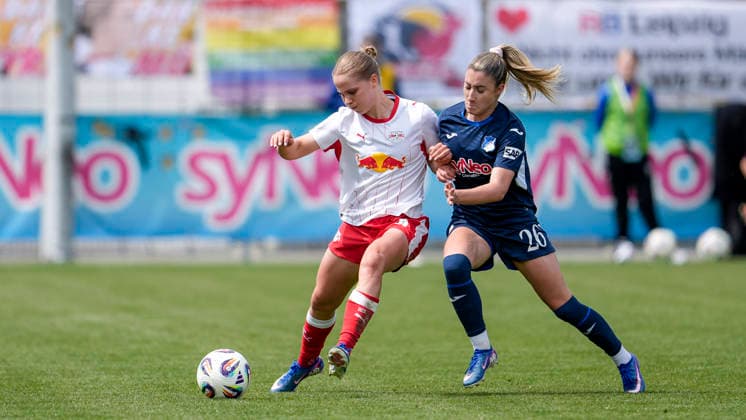 v.li.: Emilia Asgeirsdottir (RBL, 8), Janna Grimm (TSG, 26), Zweikampf, Spielszene, Duell, duel, tackle, tackling, Dynamik, Action, Aktion, 17.05.2026, Sinsheim (Hoffenheim) (Deutschland), Fussball, Google Pixel Frauen-Bundesliga, TSG 1899 Hoffenheim - RB Leipzig, DFB DFL REGULATIONS PROHIBIT ANY USE OF PHOTOGRAPHS AS IMAGE SEQUENCES AND OR QUASI-VIDEO.
