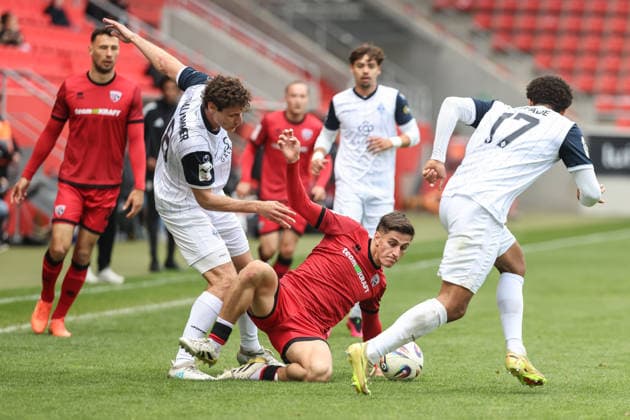 3. Liga; FC Ingolstadt 04 - SV Waldhof Mannheim; Zweikampf Kampf um den Ball Emre Gül (5, FCI) Thalhammer Maximilian (8 SVWM) Abifade Samuel (17 SVWM) 3. Liga - FC Ingolstadt 04 Saison 2025 2026 SV Waldhof Mannheim;