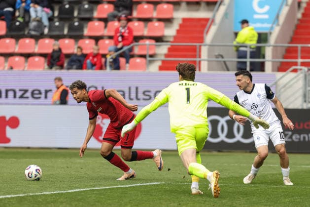 3. Liga; FC Ingolstadt 04 - SV Waldhof Mannheim; Yann Sturm (7, FCI) zum 3. Tor Torwart Nijhuis Thijmen (1 SVWM) Ferati Arianit (10 SVWM) Tor Jubel Treffer 3. Liga - FC Ingolstadt 04 Saison 2025 2026 SV Waldhof Mannheim;