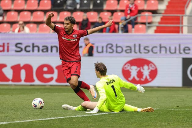 3. Liga; FC Ingolstadt 04 - SV Waldhof Mannheim; Yann Sturm (7, FCI) zum 3. Tor Torwart Nijhuis Thijmen (1 SVWM) Ferati Arianit (10 SVWM) Tor Jubel Treffer 3. Liga - FC Ingolstadt 04 Saison 2025 2026 SV Waldhof Mannheim;