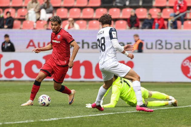 3. Liga; FC Ingolstadt 04 - SV Waldhof Mannheim; Yann Sturm (7, FCI) zum 3. Tor Torwart Nijhuis Thijmen (1 SVWM) Masca (38 SVWM) Tor Jubel Treffer 3. Liga - FC Ingolstadt 04 Saison 2025 2026 SV Waldhof Mannheim;