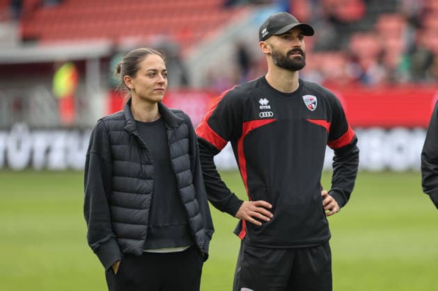 3. Liga; FC Ingolstadt 04 - SV Waldhof Mannheim; Sieg Jubel Freude Spieler bedanken sich bei den Fans Cheftrainerin Sabrina Wittmann (FCI) NLZ Nico Antonitsch (FCI) 3. Liga - FC Ingolstadt 04 Saison 2025 2026 SV Waldhof Mannheim;
