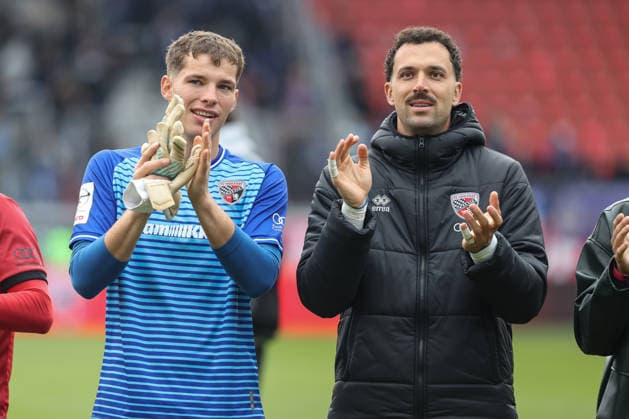 3. Liga; FC Ingolstadt 04 - SV Waldhof Mannheim; Sieg Jubel Freude Spieler bedanken sich bei den Fans Torwart David Klein (47, FCI) Torwart Kai Eisele (25, FCI) 3. Liga - FC Ingolstadt 04 Saison 2025 2026 SV Waldhof Mannheim;