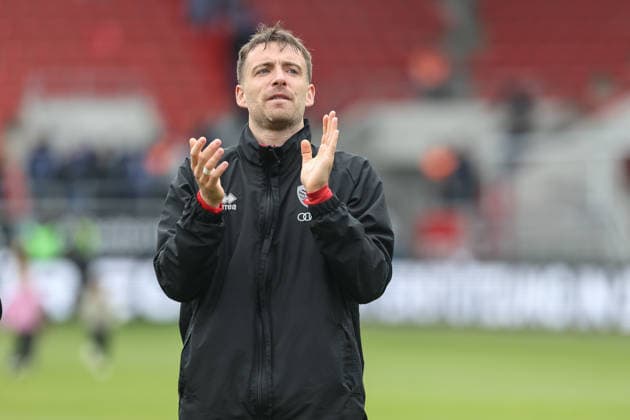 3. Liga; FC Ingolstadt 04 - SV Waldhof Mannheim; Sieg Jubel Freude Spieler bedanken sich bei den Fans Max Besuschkow (17, FCI) 3. Liga - FC Ingolstadt 04 Saison 2025 2026 SV Waldhof Mannheim;