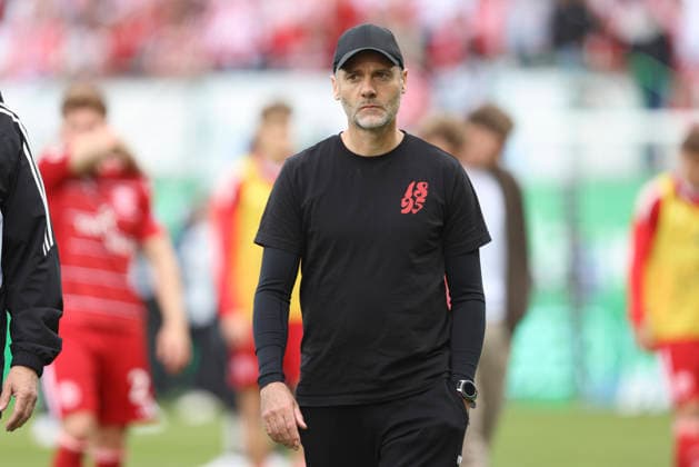 Trainer Alexander Ende (Fortuna Düsseldorf) ist enttaeuscht waehrend des Spiels der 2. Bundesliga zwischen SpVgg Greuther Fürth und Fortuna Düsseldorf, Sportpark Ronhof Thomas Sommer am 17. May 2026 in Fürth, Deutschland. (Foto von Oliver Kaelke DeFodi Images) +++ Trainer Alexander Ende (Fortuna Düsseldorf) looks dejected during the 2. Bundesliga match between SpVgg Greuther Fürth and Fortuna Düsseldorf at Sportpark Ronhof Thomas Sommer on May 17, 2026 in Fürth, Germany. (Photo by Oliver Kaelke DeFodi Images) (Photo by Oliver Kaelke DeFodi Images) -