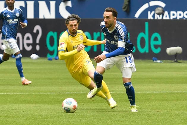 v. li. im Zweikampf Fabio Kaufmann (Braunschweig 7) Kenan Karaman (Schalke 19) 17.05.2026 ¢ Fussball ¢ FC Schalke 04 vs Eintracht Braunschweig, Veltins-Arena, Gelsenkirchen, DFB DFL REGULATIONS PROHIBIT ANY USE OF PHOTOGRAPHS AS IMAGE SEQUENCES AND OR QUASI-VIDEO