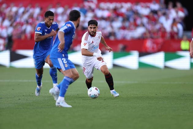 ESP: LaLiga EA Sports Sevilla FC v Real Madrid; Neal Maupay of Sevilla brings the ball foward against David Jude Bellingham of Real Madrid and Dani Carvajal of Real Madrdid during LaLiga EA Sports, between Sevilla FC v Real Madrid played at Ramon Sanchez-Pizjuan Stadium, Sevilla on May 17th, 2026 in Spain; Sevilla Spain Futbol Copyright: xRafaelxRomanx xAgenciaxLOFx