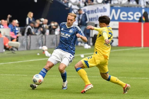 v. li. im Zweikampf Timo Becker (Schalke 5) Fabio Di Michele Sanchez (Braunschweig 22) 17.05.2026 ¢ Fussball ¢ FC Schalke 04 vs Eintracht Braunschweig, Veltins-Arena, Gelsenkirchen, DFB DFL REGULATIONS PROHIBIT ANY USE OF PHOTOGRAPHS AS IMAGE SEQUENCES AND OR QUASI-VIDEO