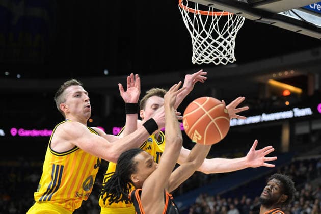 17.05.2026, xlakx, Basketball easyCredit BBL Bundesliga Playoffs, Alba Berlin - SC Rasta Vechta v.l. Justin Bean (Alba Berlin), Moses Wood (Alba Berlin), Alonzo Verge (Rasta Vechta) Zweikampf, Duell, Kampf, tackle Berlin