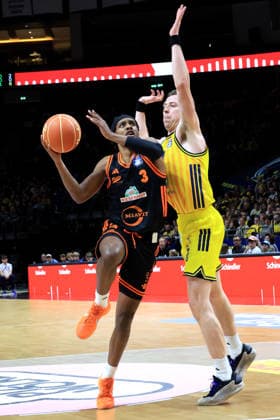 DEU, easyCredit BBL, ALBA vs. Rasta Vechta, 17.05.2026, Uber-Arena, Berlin, DEU, easyCredit BBL, ALBA vs. Rasta Vechta, im Bild Justin Bean (ALBA Berlin 34), Malik Parsons (RASTA Vechta 3)